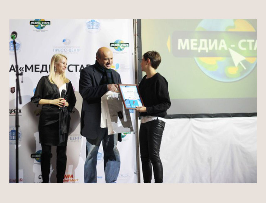 Марианну Никульшину награждает главный редактор журнала "Адреса Петербурга" и газеты "Пара" Сергей Ярошецкий